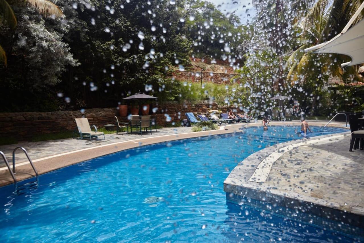 유로빌딩 익스프레스 마케티아 호텔 마이케티아 외부 사진 Swimming pool at the hotel