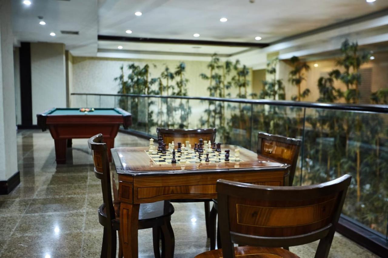 유로빌딩 익스프레스 마케티아 호텔 마이케티아 외부 사진 The chess table at the lobby